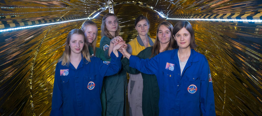 Astronautinnen u Bord vun der Galabu 4