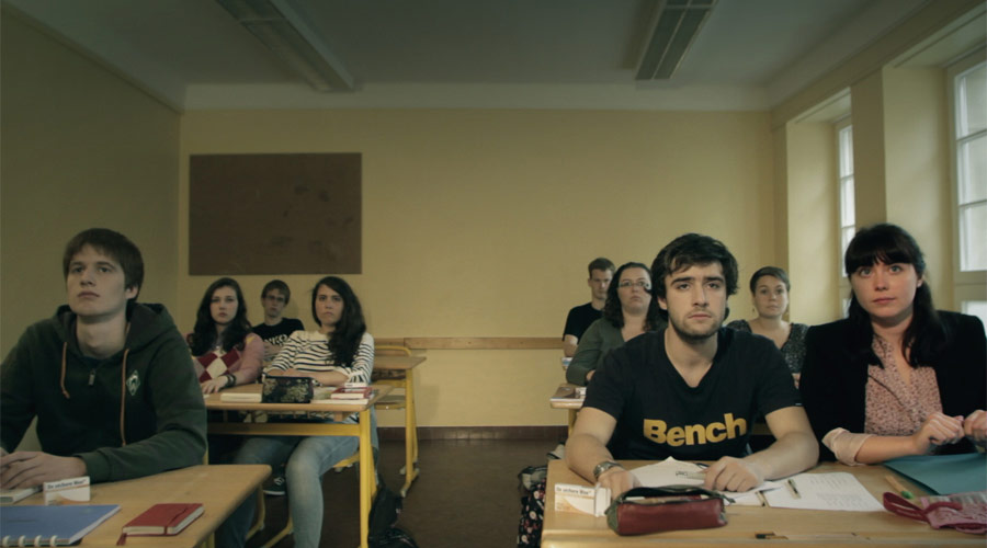 Szeen aus dem Film Ons Educatioun: Schüler*innen si brav